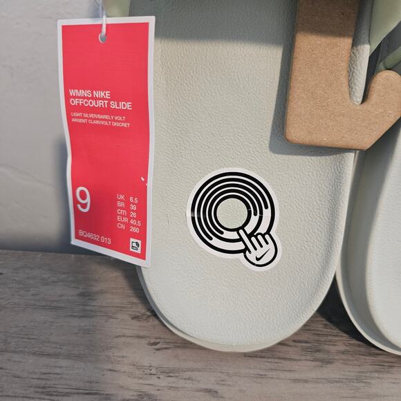 Nike Offcourt Slides Womens Size 9 Slip On Light Silver Barley Volt Basketball - Picture 6 of 7